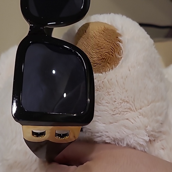 Oversized Sunglasses 😎 ✨️ - Picture 8 of 8